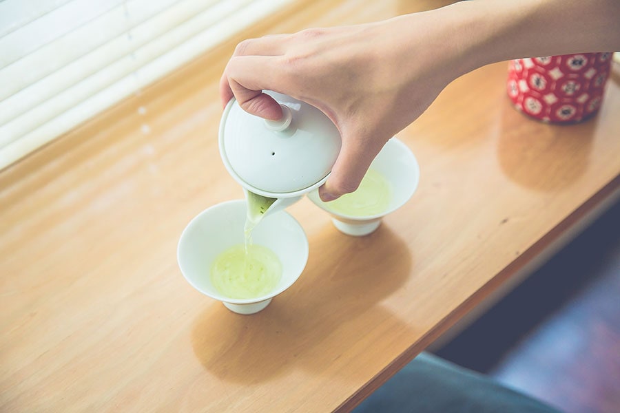 ［おいしい日本茶の淹れ方］(5) 濃さや味わいが均一になるよう、交互に湯のみに注ぐ。この時に、急須を振ると雑味が出てしまうので、静かに傾けるのがポイント。