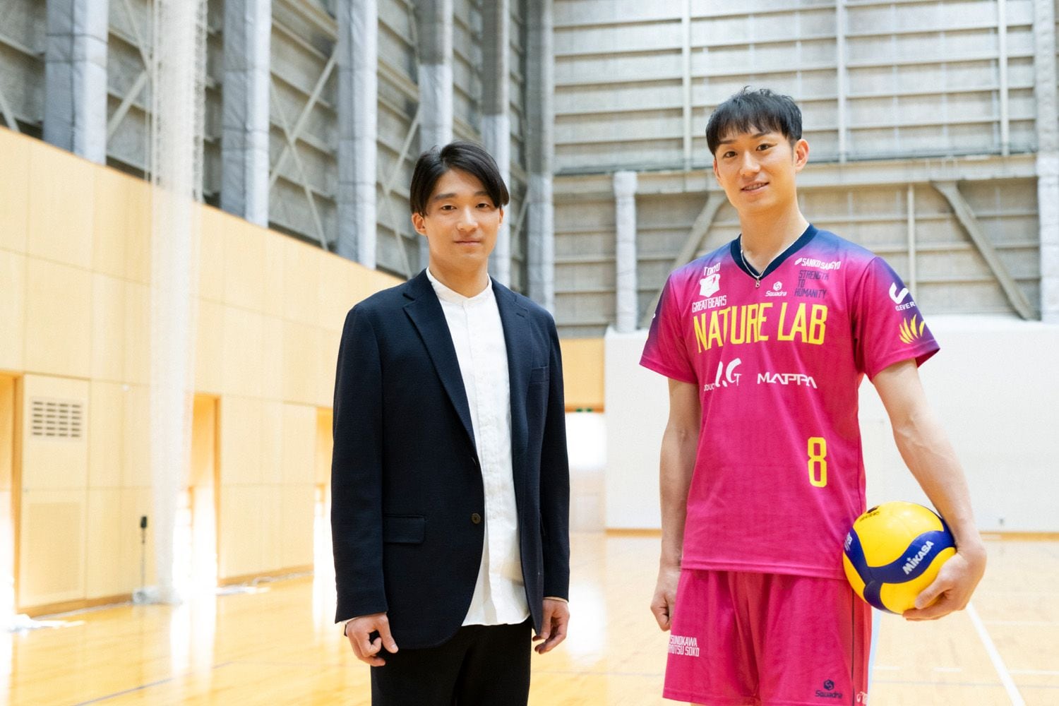 作家の坪田侑也さん（左）とプロバレーボール選手の柳田将洋さん