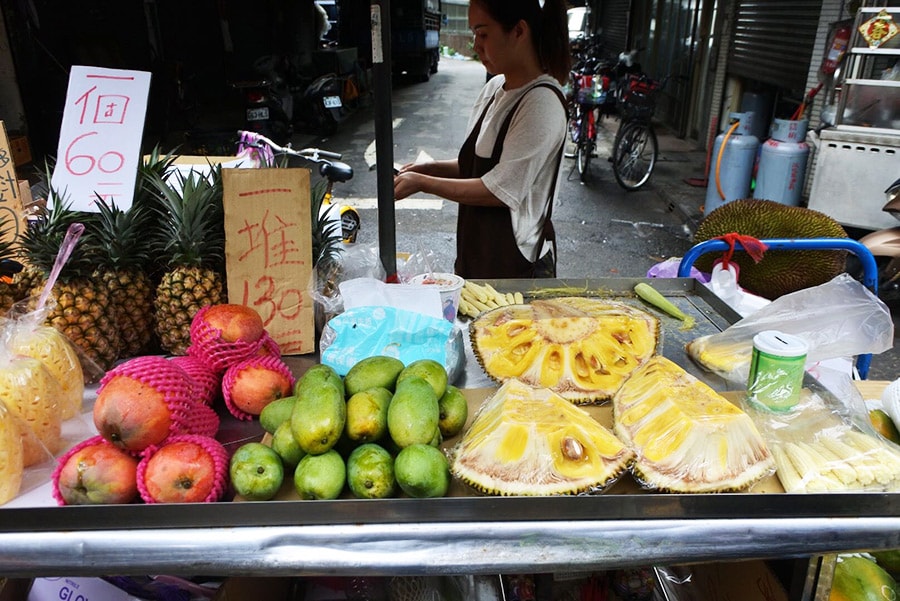 パイナップルなどのフルーツは、カット販売されています。