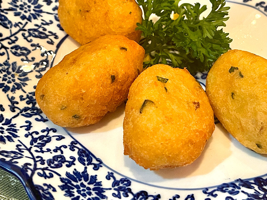 「炸馬介休球（ジャーマーガイヤウカウ）」（バカリャウのコロッケ）80マカオパカタ、ポルトガル伝来の料理と馴染みのある日本人にとってはほっとする味。