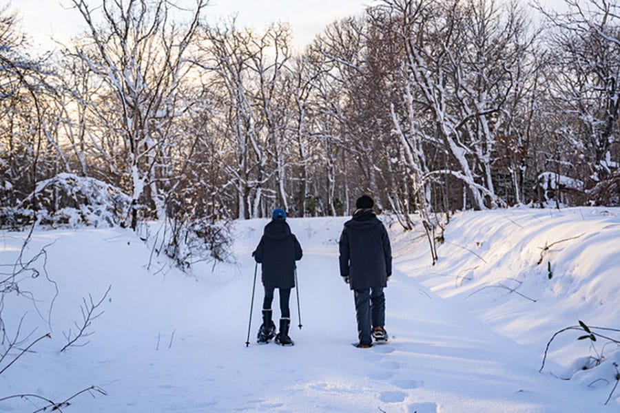 幻想的な銀世界が広がる冬シーズンには、スノートレッキングも楽しめる。