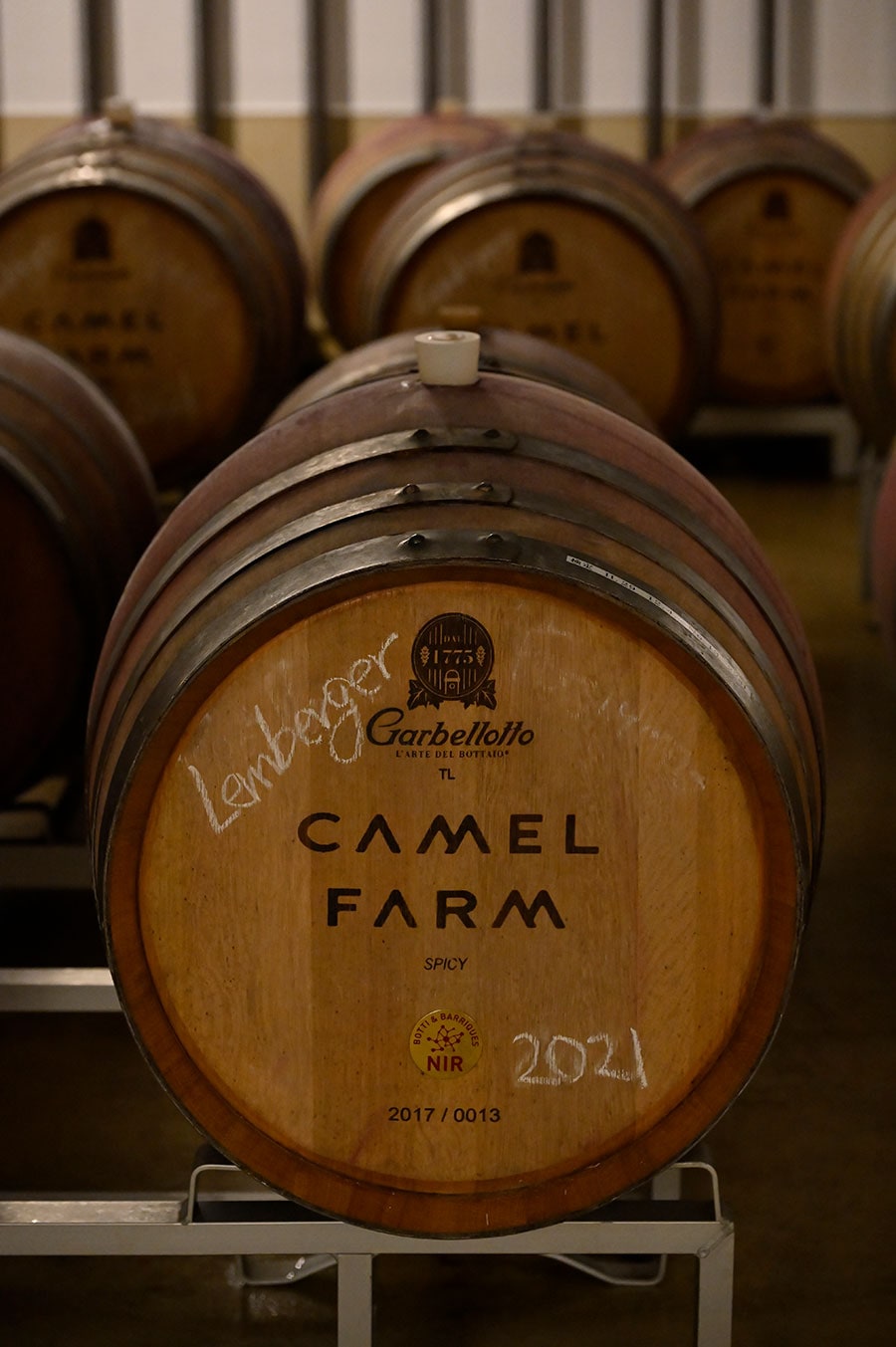 温度・湿度が管理された樽セラーで熟成される赤ワイン、ブラウフレンキッシュ(レンベルガー)。