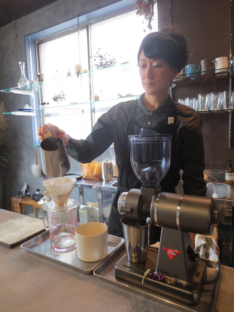 コーヒーをいれる永田美絵さん。
