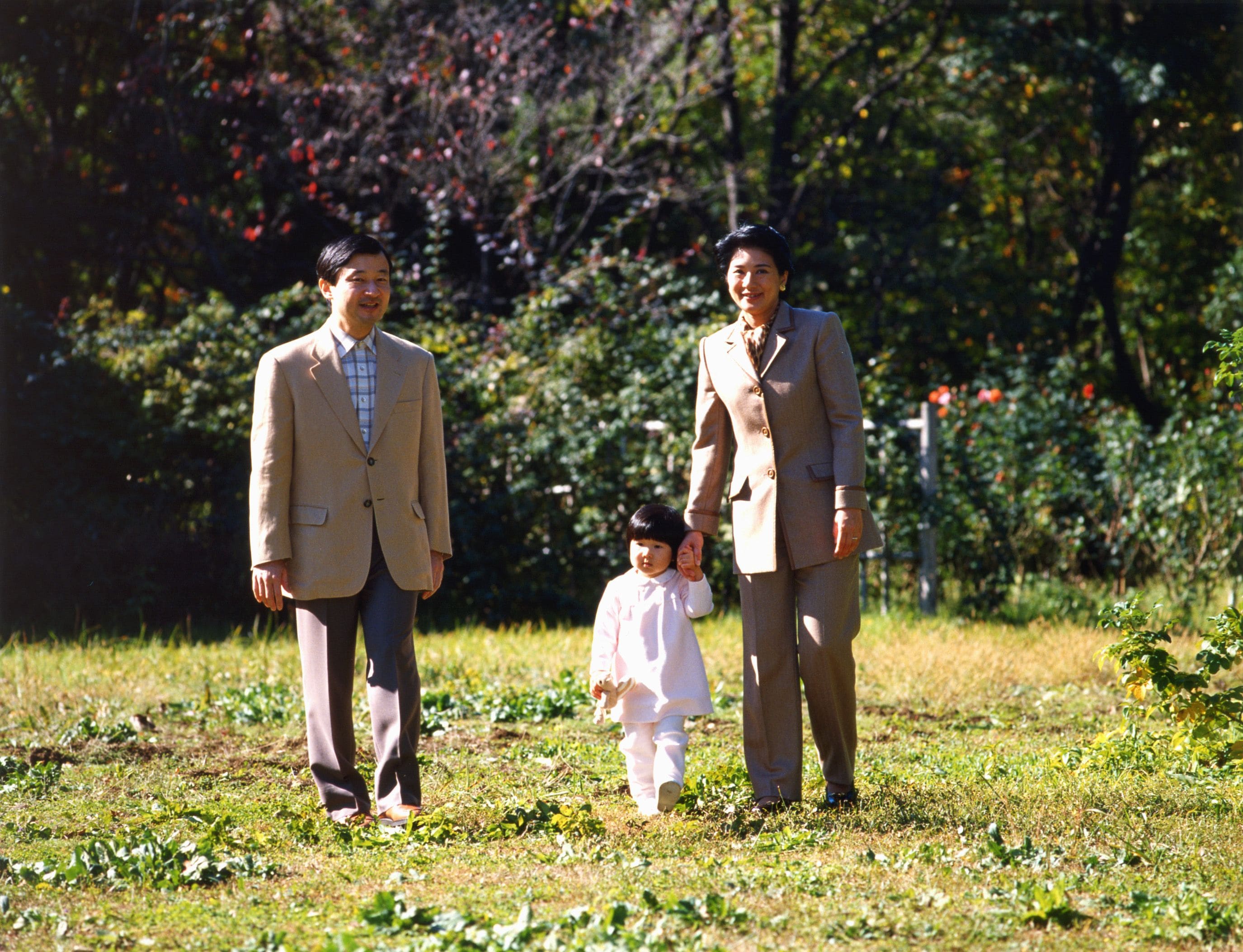 2003年11月、東宮御所のお庭を散策されるご一家　宮内庁提供
