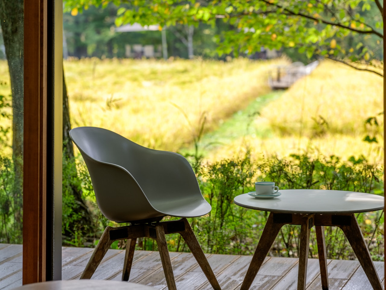 テラスでのんびり、読書でも。