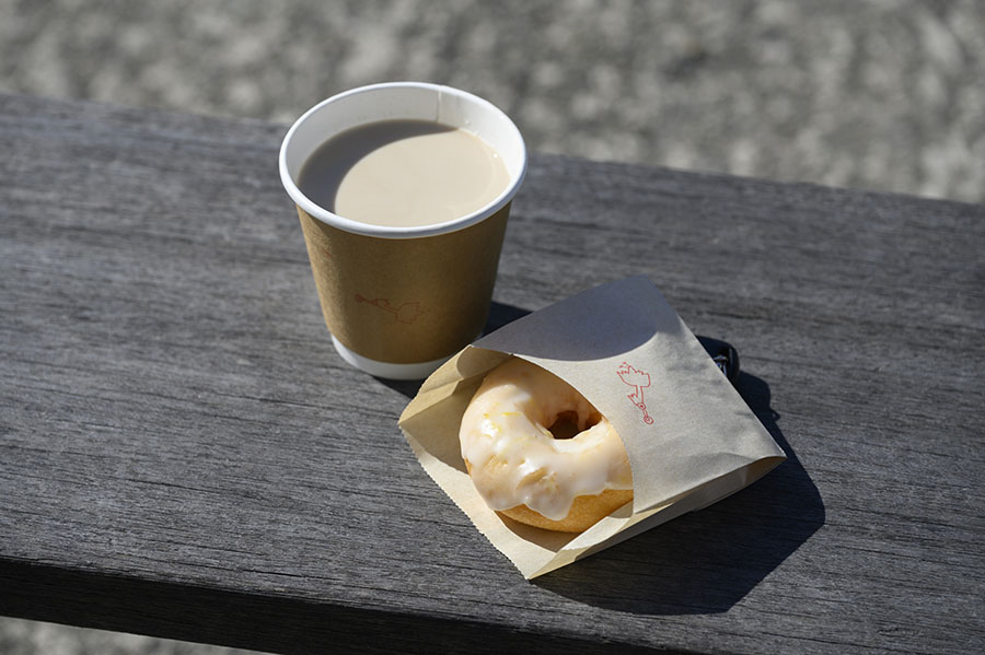 手づくりコーヒーシロップの「コーヒー牛乳」400円。「佐渡レモングレイズ」190円。