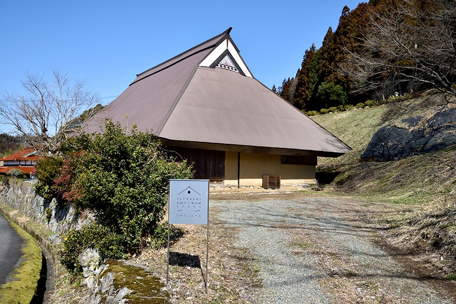 茅葺き屋根の重厚な古民家「長者屋」を宿泊施設にリノベーション。