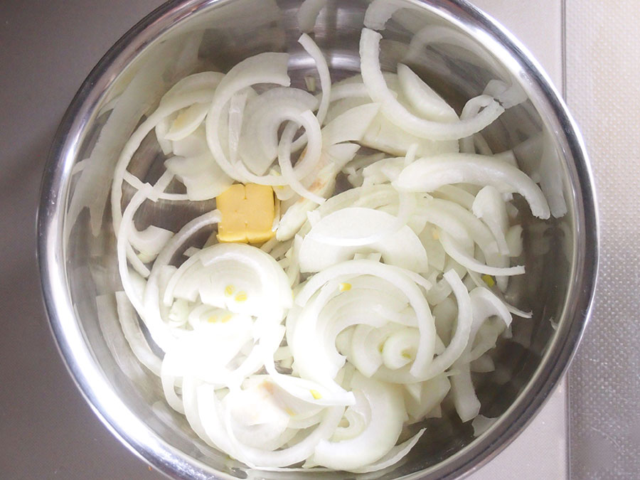 鍋にバター、玉ねぎを入れて弱火で炒める。