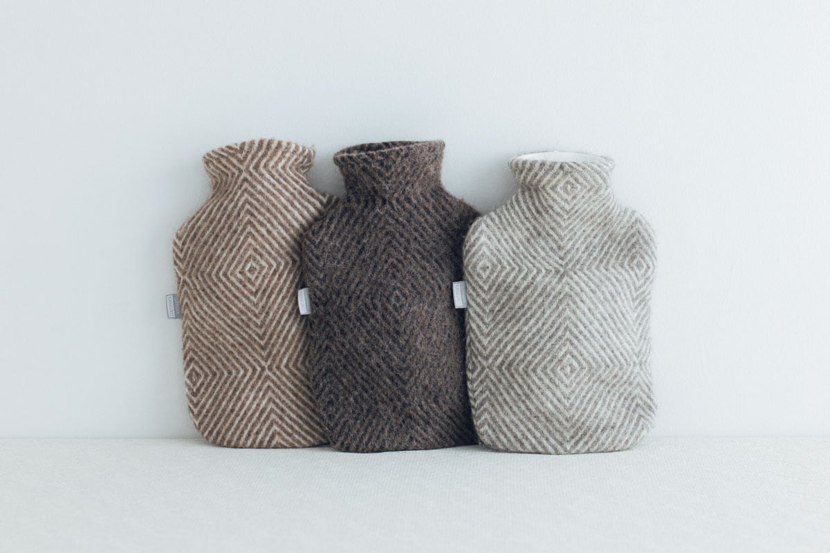 「MARIA 湯たんぽ」左から：ブラウンホワイト、ブラウンブラック、グレーホワイト 各約W21×D7×H32cm 9,680円／LAPUAN KANKURIT