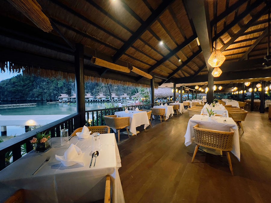 オープンエアのレストランからも海を眺めることができる。ディナータイムにはテーブルに白いテーブルクロスが配されてロマンチックな雰囲気。