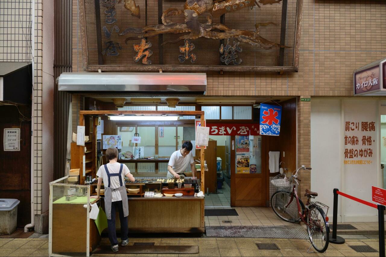 昔ながらのたこ焼き屋の風景が失われつつある、大阪。「うまい屋」は、大阪の原風景そのものだ。