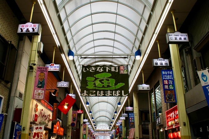レトロなアーケード商店街。アーケードは屋根は電動式で開閉するそう。