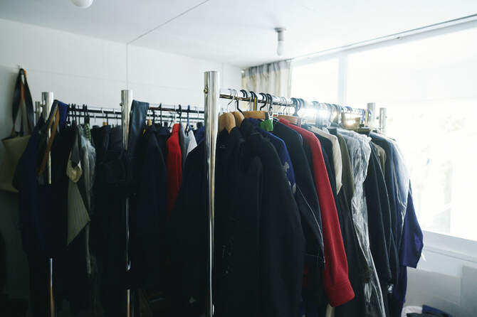 古い真っ赤なジャケットは、クローゼットを明るくしてくれる存在。（エッセイ『92歳、好き放題で幸せづくし』より）