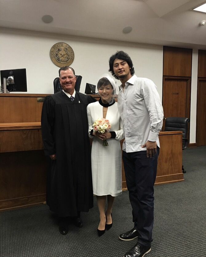 2016年、米国式のcourthouse wedding。裁判所を2人で訪れ、結婚を宣誓した(本人提供)