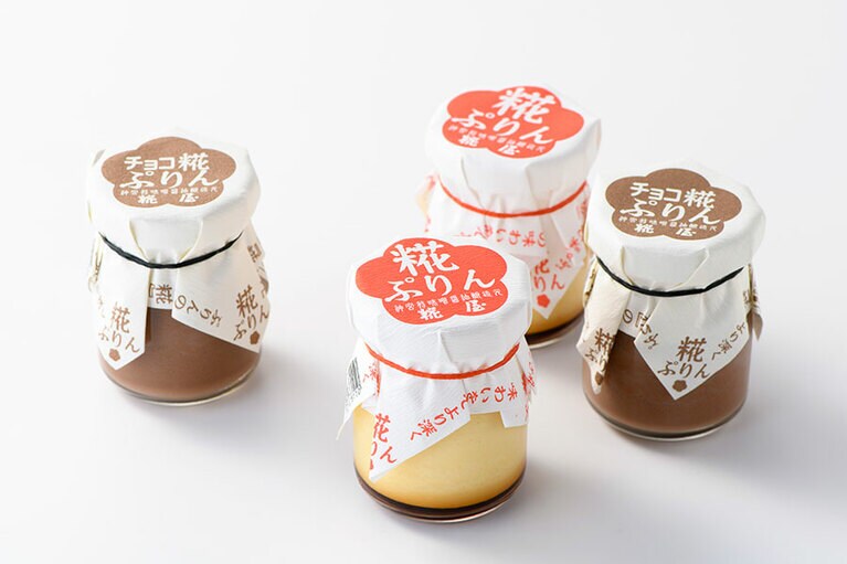 【三重】左から：糀屋の「チョコ糀ぷりん」、「糀ぷりん」各300円(80g)。
