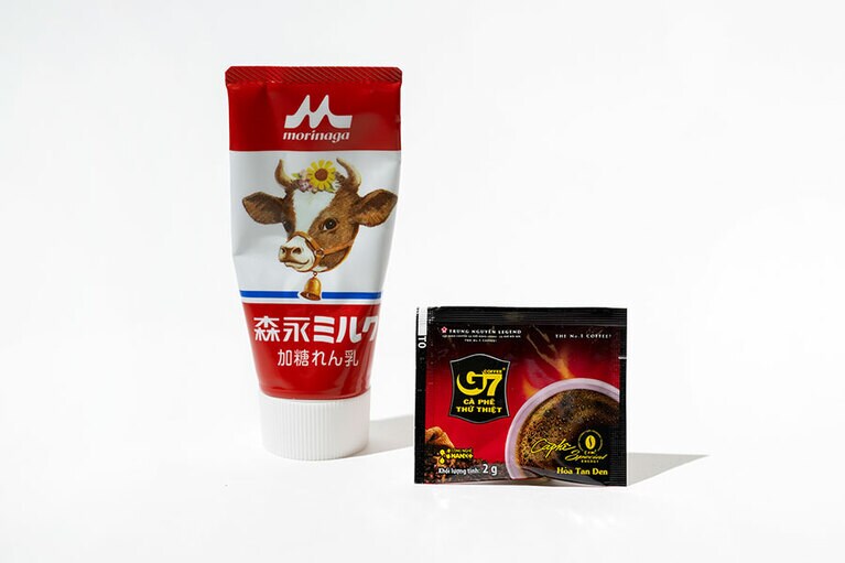 （左）森永ミルク　加糖れん乳 245円／森永乳業、（右）ベトナムで買ったインスタントコーヒー。