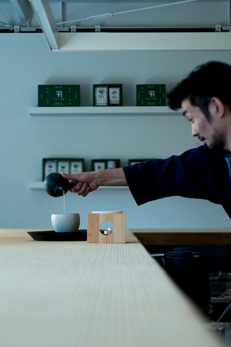 【カネ十農園】気になるお茶はカウンターで試飲を。