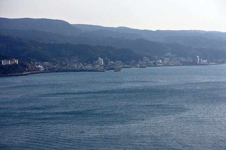 橘湾を西に、3つの温泉が雲仙岳に向かって連なる雲仙温泉郷。