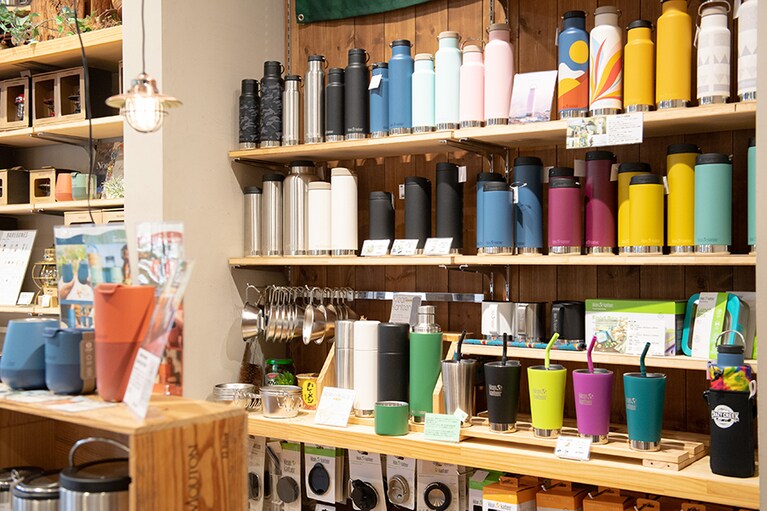 米・カリフォルニア発の「クリーンカンティーン」は、再利用可能なステンレスボトルのバイオニア。素材の90％がリサイクル素材を使用した地球にやさしいボトルだ。