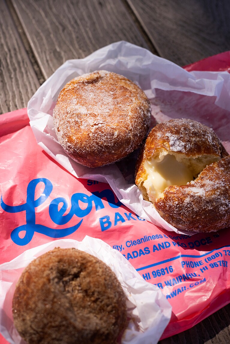 左上から時計回りに、“オリジナル” 1.7ドル、カスタード 2.1ドル、シナモン 1.7ドル。ピンク地に青のロゴも可愛い。