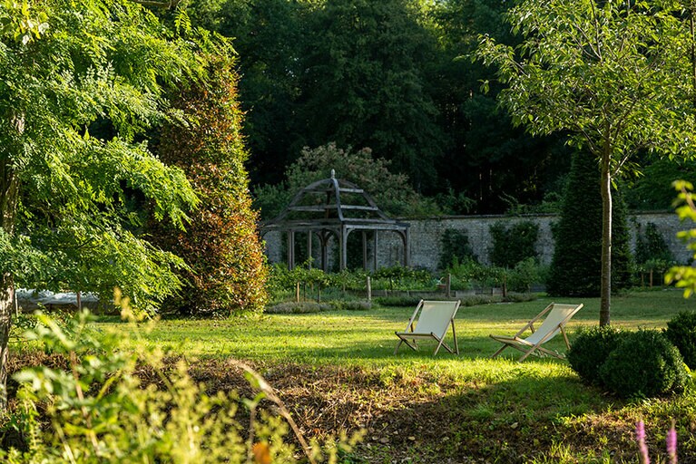 敷地のあちらこちらでくつろぎの場所を見つけることができる。前日までに予約するピクニックのランチセット(1人 58ユーロ)もあり、宿泊外の客もオーダーできる。