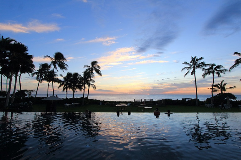 アダルトプールでは正面に日が沈むので、日が沈みきるまで部屋に帰らないゲストが多い。