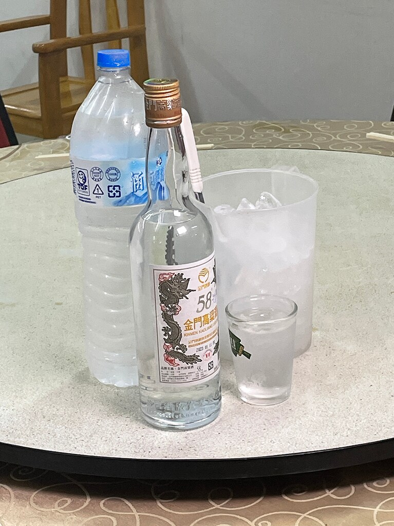この高粱酒はアルコール度数58度。ストレートで飲めば喉が熱くなるほどの強さですが、台湾ではショットグラスで一気が主流。