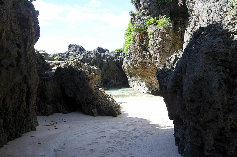 右端の岩を回り込むと、迷路のような風景に。大野クンのシーンはこちら。