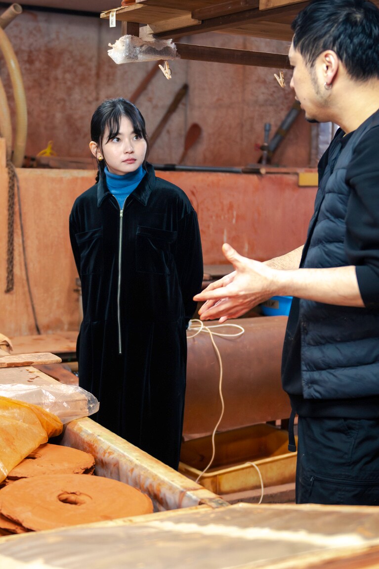 無名異焼ならではの特徴に感心する山田さん。