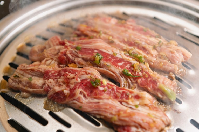 本家の「ウサムギョプ」は超薄切り。1枚肉のように見えて、薄切り肉がミルフィーユ状に重なっている。