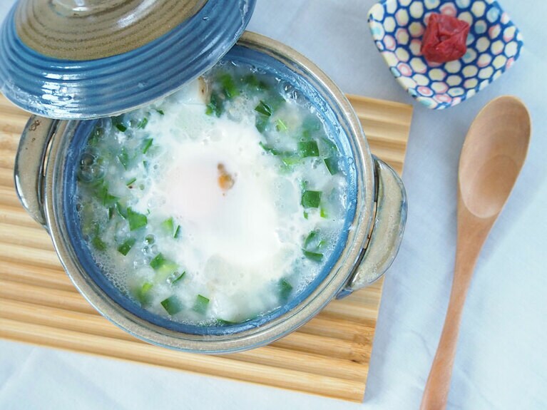 (7) 卵が半熟状になったら、火からおろし、梅干しを添えて盛り付けて完成です。