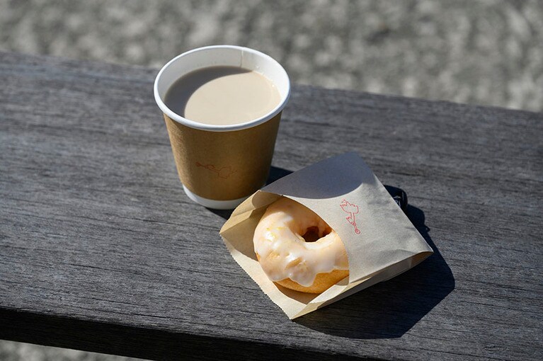 手づくりコーヒーシロップの「コーヒー牛乳」400円。「佐渡レモングレイズ」190円。
