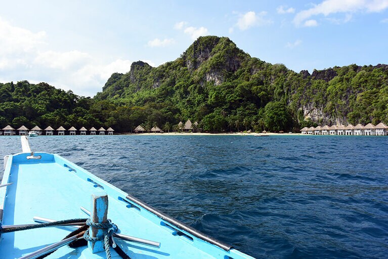 両側にアウトリガーがついた伝統的なスタイルの船でリゾートへと向かいます。