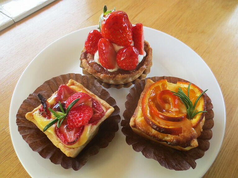 上から時計回りで「フレンチカップの季節のフルーツドルチェ」900円。「スクウェア／バラのオレンジチーズケーキ」680円、「スクウェア／いちごのチーズタルト」。680円。