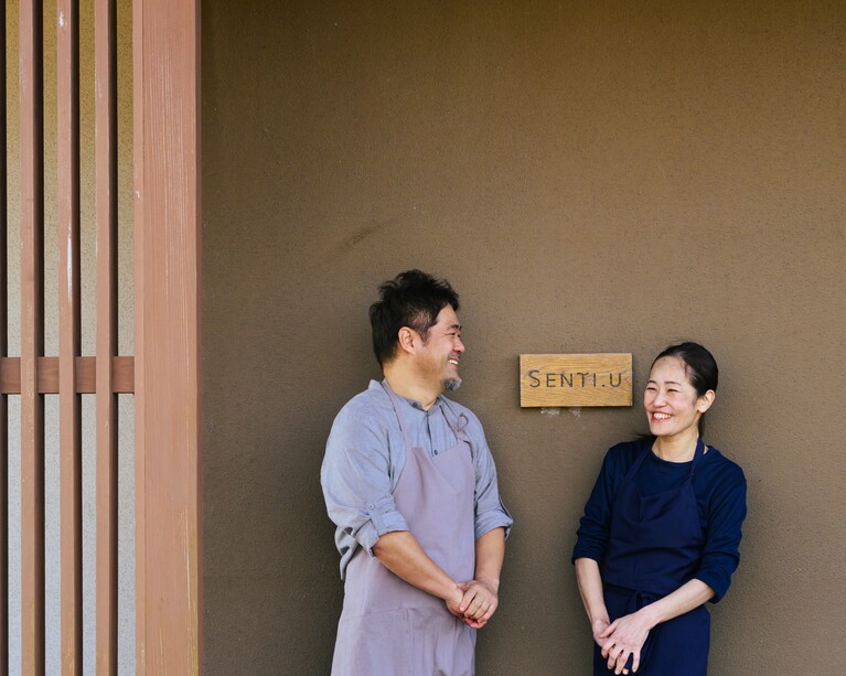 内田康彦シェフは佐賀の出身。兵庫のオステリアなどで料理長を務めたのち、自らの料理の世界観を深めるために2012年、マダム 広美さんの故郷･大隅半島に拠点を移し、2018年より現在のスタイルのレストランに。