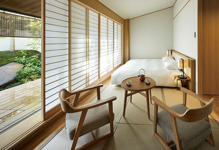 由縁別邸代田［東京／世田谷代田］露天風呂付デラックスツインルームの客室。Photo：Nacasa & Partners