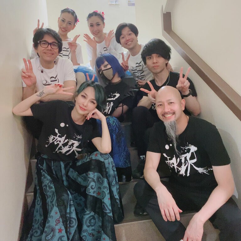 気心の知れたバンドメンバーと(中島さん提供)。