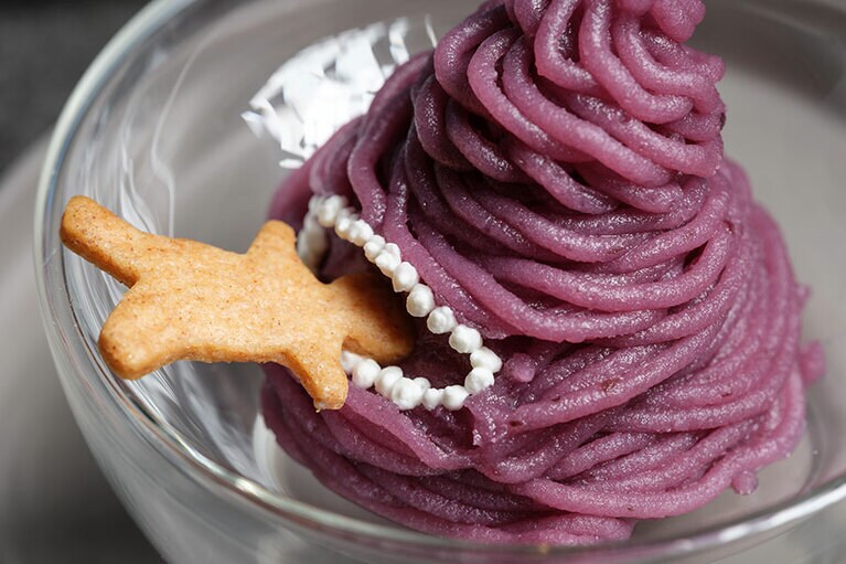 「ハロウィン スイーツ アフタヌーンティー」からのひと品、「紫芋モンブラン怪人」。