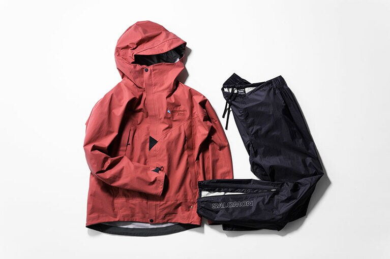 ジャケット 68,200円／クレッタルムーセン（スプートニク）、パンツ 15,400円／サロモン（サロモンコールセンター）