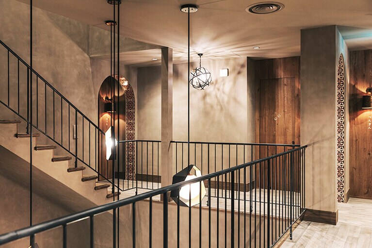 【Winerystay TRAVIGNE】思わず上りたくなるエントランス横の階段。上質だけれど華美ではなく、ホテルというよりプライベートなゲストルームに招かれたような空気が満ちる。Photo: Masahiro Shimazaki