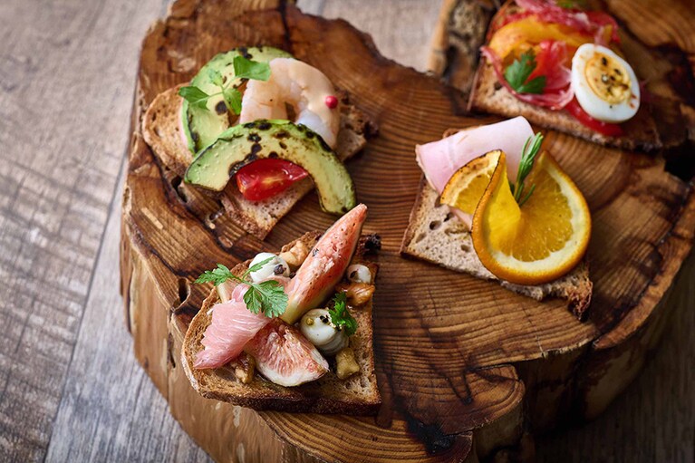 シェフおすすめの「本日のタルティーヌ」のイメージ。このほか軽食メニューは、石窯焼きピッツァ、パスタ、ピラフ、カレー、スープ、点心、フライドポテトなど約12種類。