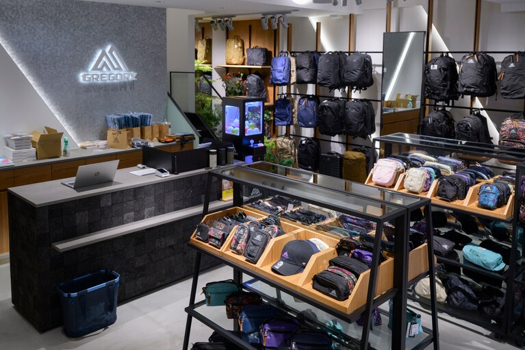 グレゴリー原宿1階。都内でフルラインアップが揃うのは、銀座店と原宿店の2店舗のみ。