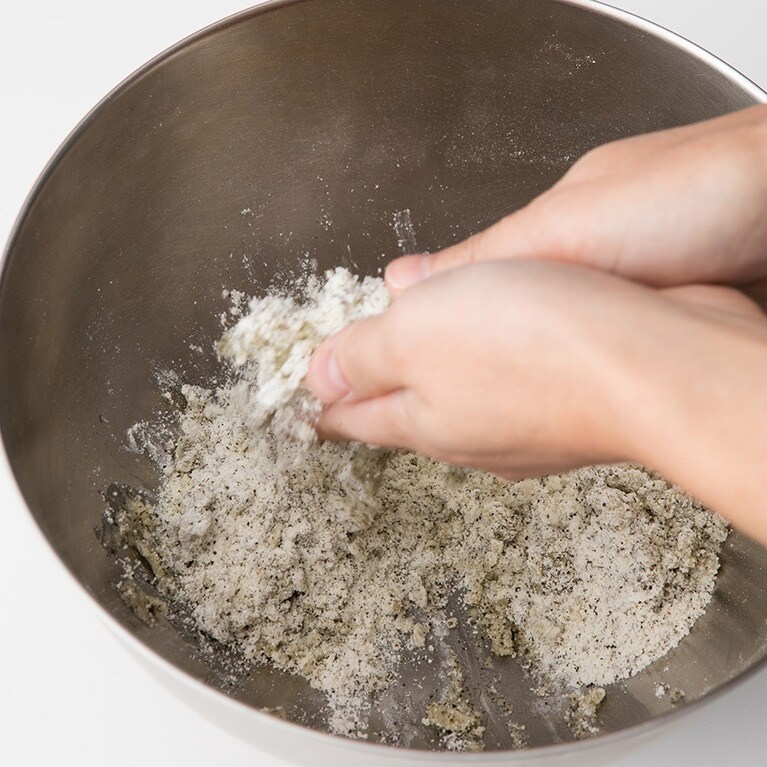 ボウルに材料を入れて手でぐるぐる混ぜ、米油を入れて両手でこすり合わせるようにしながら混ぜ、そぼろ状にする。