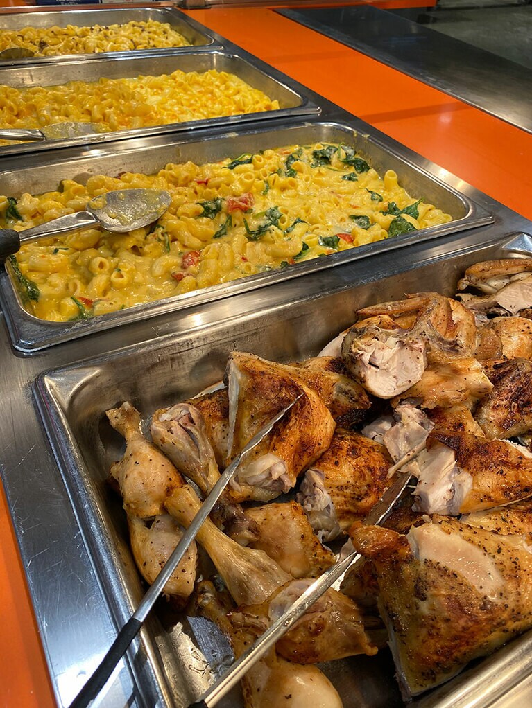 ホットデリには、おかずやパスタなどが。すべて量り売り。