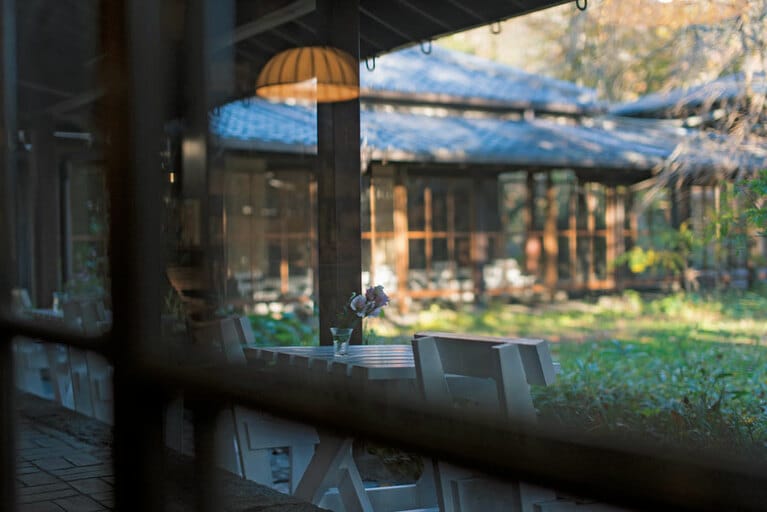 【由布院玉の湯】談話室からの中庭の眺め。昭和28年、禅寺の保養所として建てられた宿は、開業以来誰にでも開かれている場所。Photo: Hiroshi Mizusaki