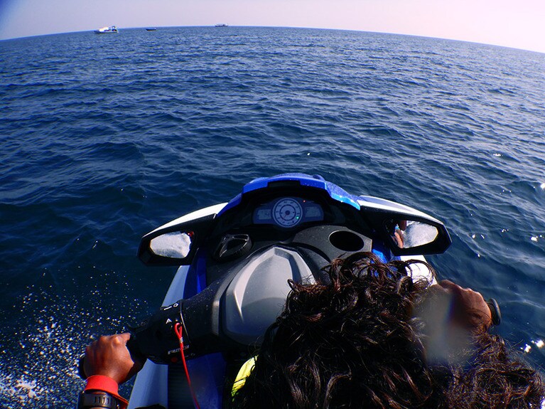 ジェットスキーは水しぶきをあげながら海面を疾走し、うねりにぶつかって時折ジャンプ。スピード感がたまりません。