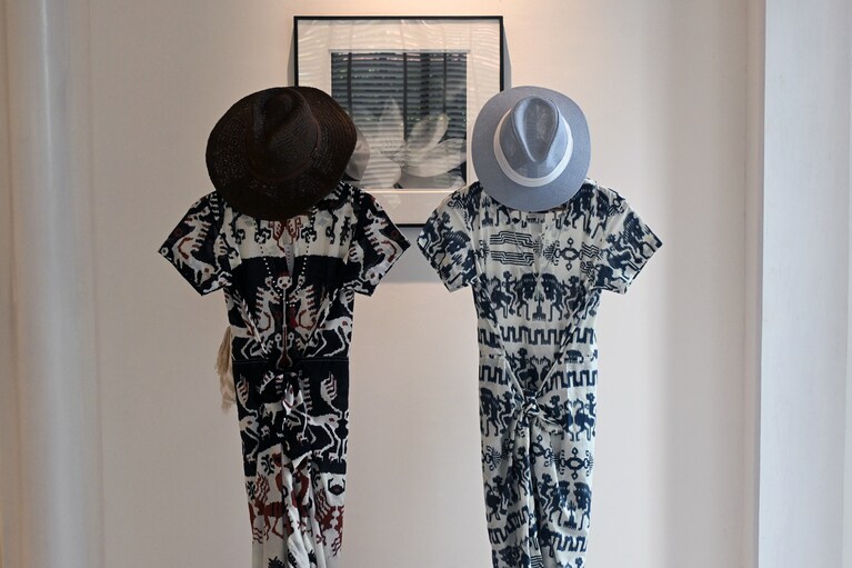 伝統のイカットをプリントに取り入れたオリジナルのリゾートウェア。