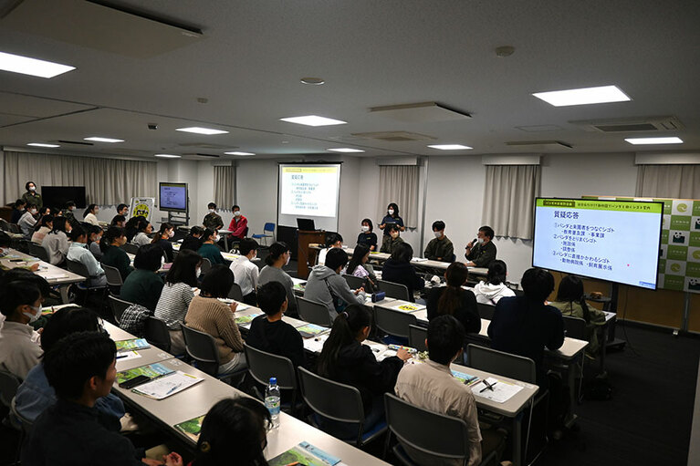 抽選に当たった中学・高校・専門学校・大学生、約60人がセミナーに参加した。参加者による撮影はメモとしてのみ許可され、SNSなどへのアップは禁止。