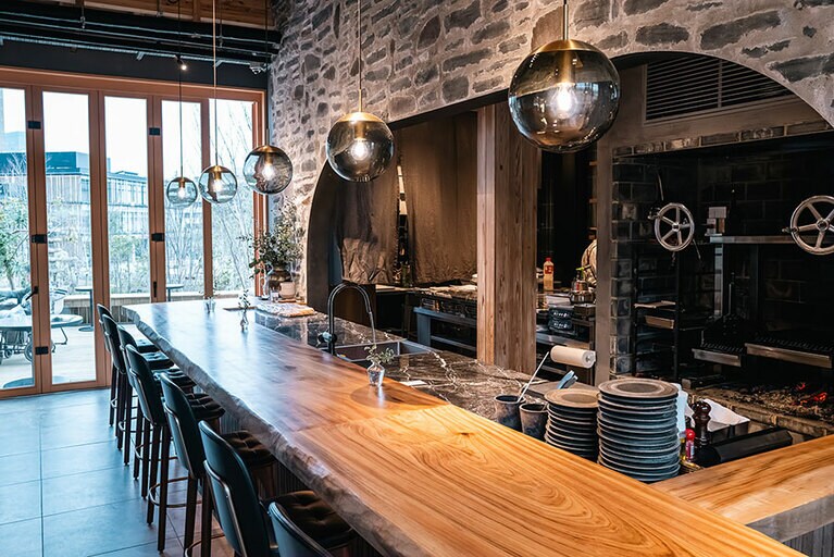 調理の様子も楽しめるシェフズカウンター