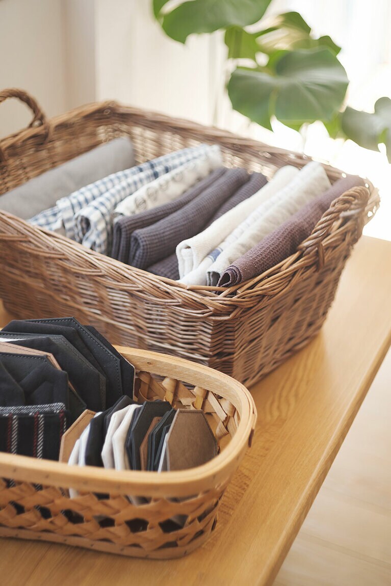 キッチンクロスやコースターなどの布ものはバスケットにまとめて。